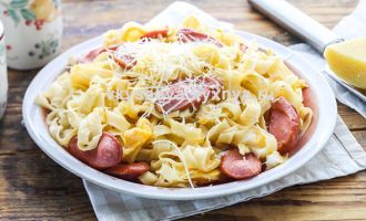 Макароны с сыром, яйцом и сосисками: рецепт на сковороде